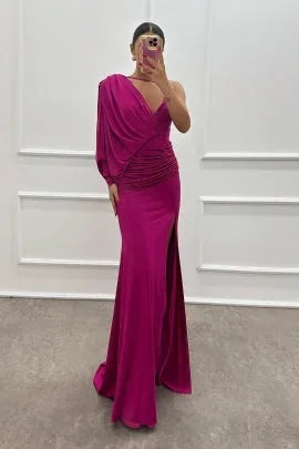 Women’s one-shoulder maxi dress in soft fabric, featuring a draped design and a stylish side slit for a chic look.