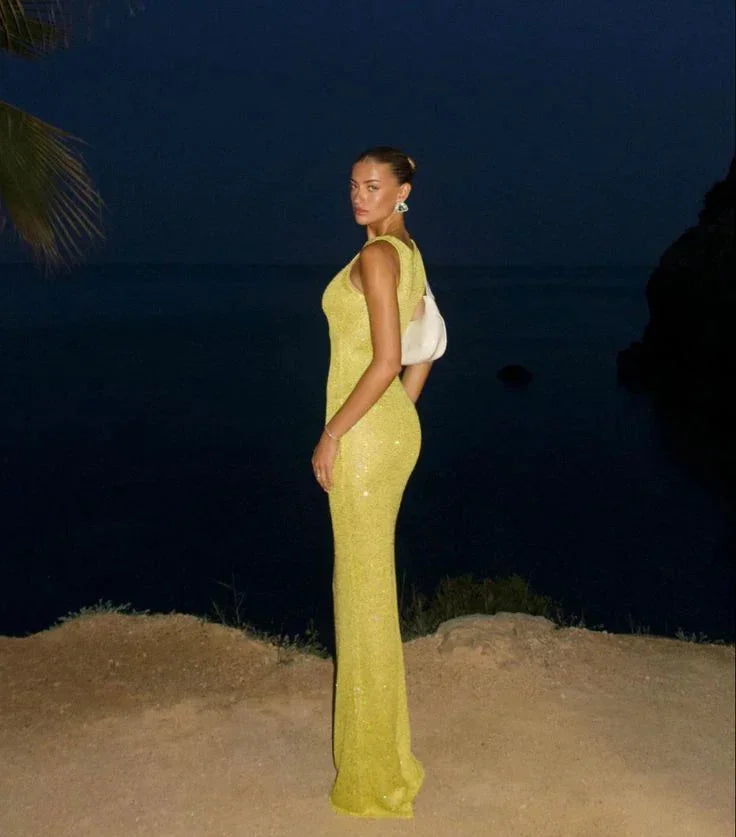 Women’s fitted sleeveless maxi dress made of shimmering fabric, featuring a chic evening design with a flowing silhouette.