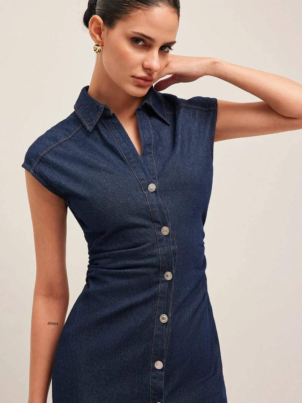 Women’s sleeveless dark blue denim midi dress with button-down front and classic collar, ideal for casual wear.