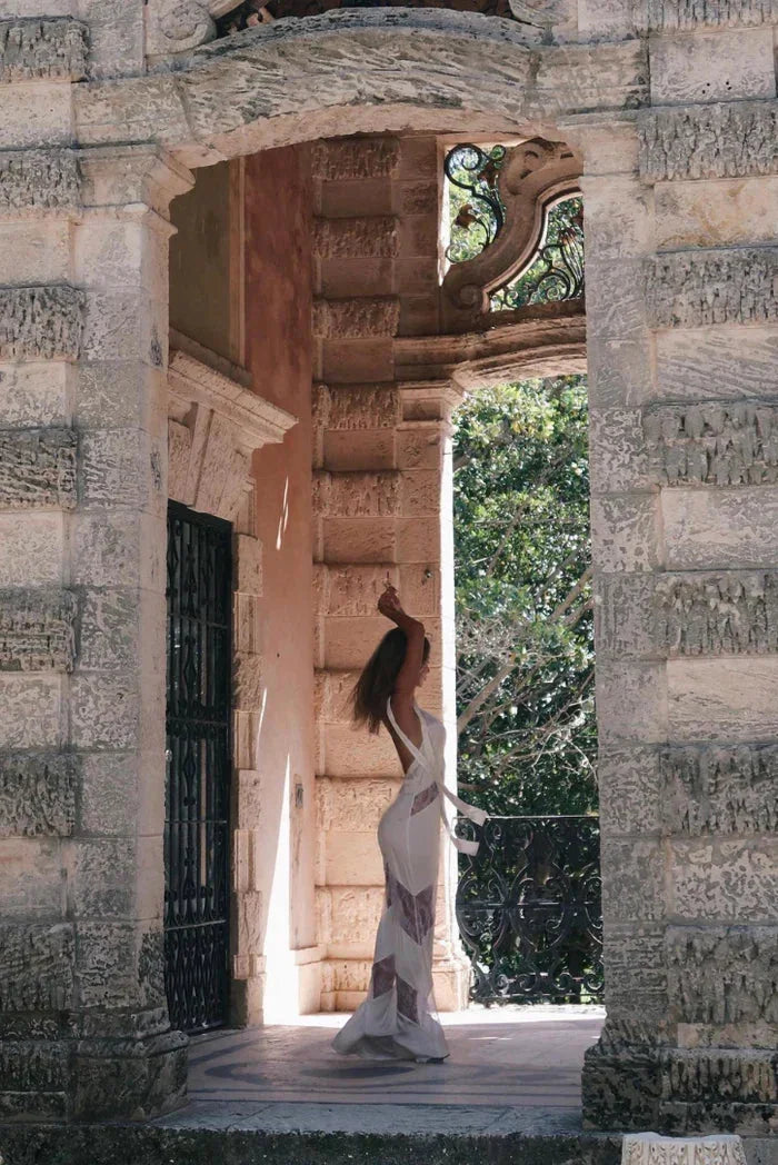 Women’s sleeveless halter dress featuring lace panels and a choker detail, made from lightweight fabric for comfort.