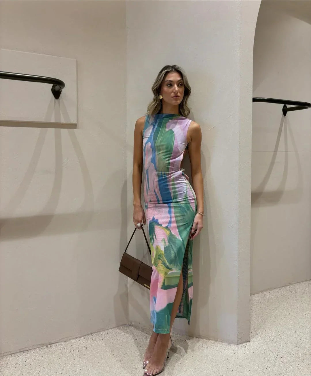 Women’s sleeveless maxi dress featuring a vibrant tropical print, crafted from lightweight fabric for comfort and style.