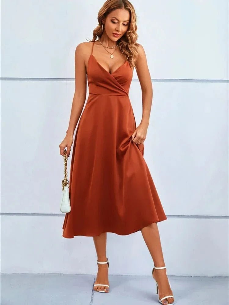 Women’s sleeveless midi dress in silk with adjustable straps, featuring a smooth finish and elegant flowing silhouette.
